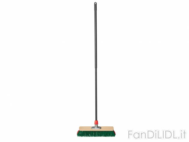 Scopa da esterni con manico telescopico , prezzo 6.99 &#8364; 
- Manico estensibile ...