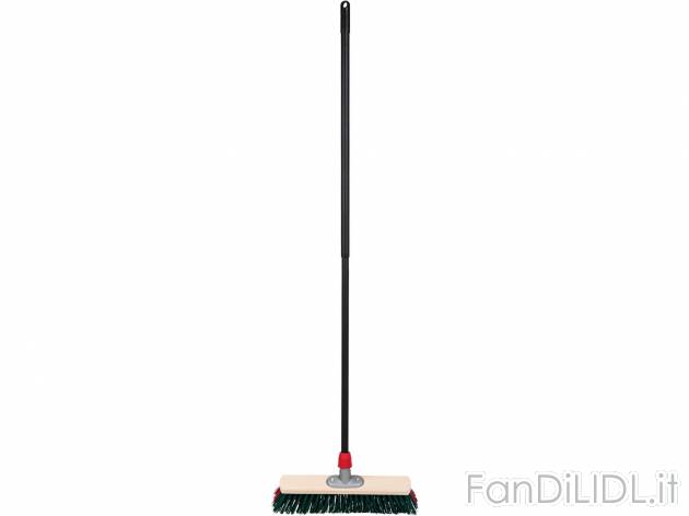 Scopa da esterni , prezzo 6.99 &#8364; 
- Con manico telescopico - estraibile ...