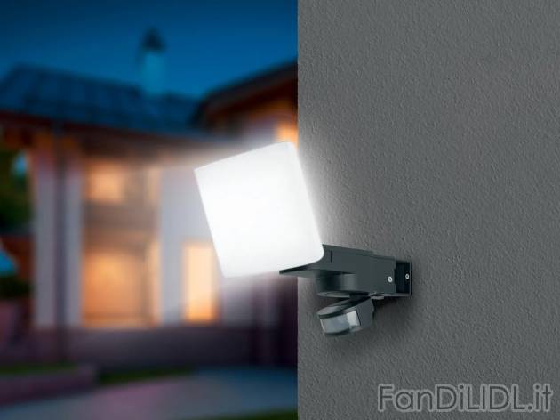 Faro LED ad energia solare , prezzo 22.99 EUR 
Faro LED ad energia solare 
- Con ...