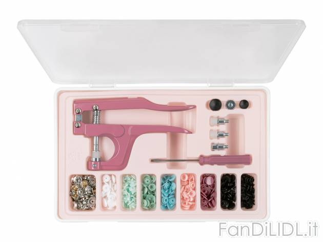 Set bottoni a pressione con pinza Crelando, prezzo 9.99 € 
- 4 timbri per bottoni ...