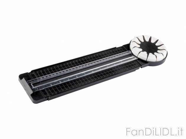 Tagliacarta Crelando, prezzo 9.99 &#8364; 
- Con 12 lame, griglia di linee e ...