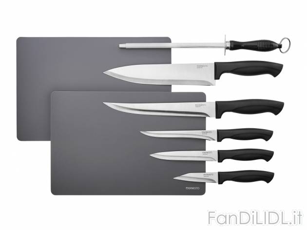 Set coltelli Ernesto, prezzo 9.99 &#8364; 
8 pezzi 
- 2 taglieri inclusi
- Dimensioni ...