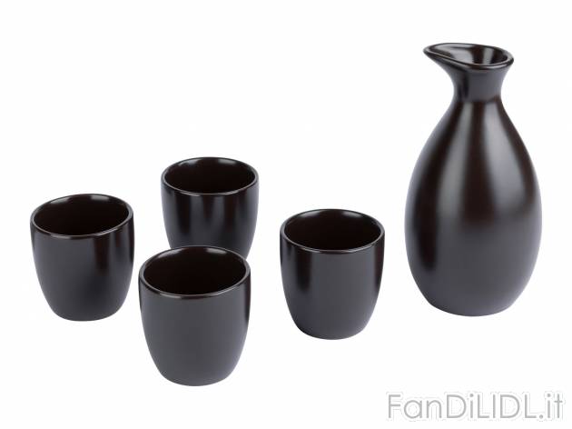 Set per Sakè Ernesto, prezzo 19.99 &#8364; 
5 pezzi 
- In maiolica
- Lavabile ...