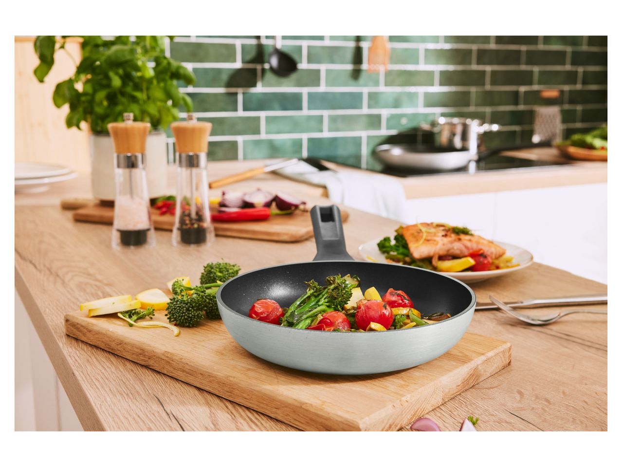 Padella , prezzo 9,99 EUR
Padella Ø 20 cm
- Corpo della padella in alluminio ...