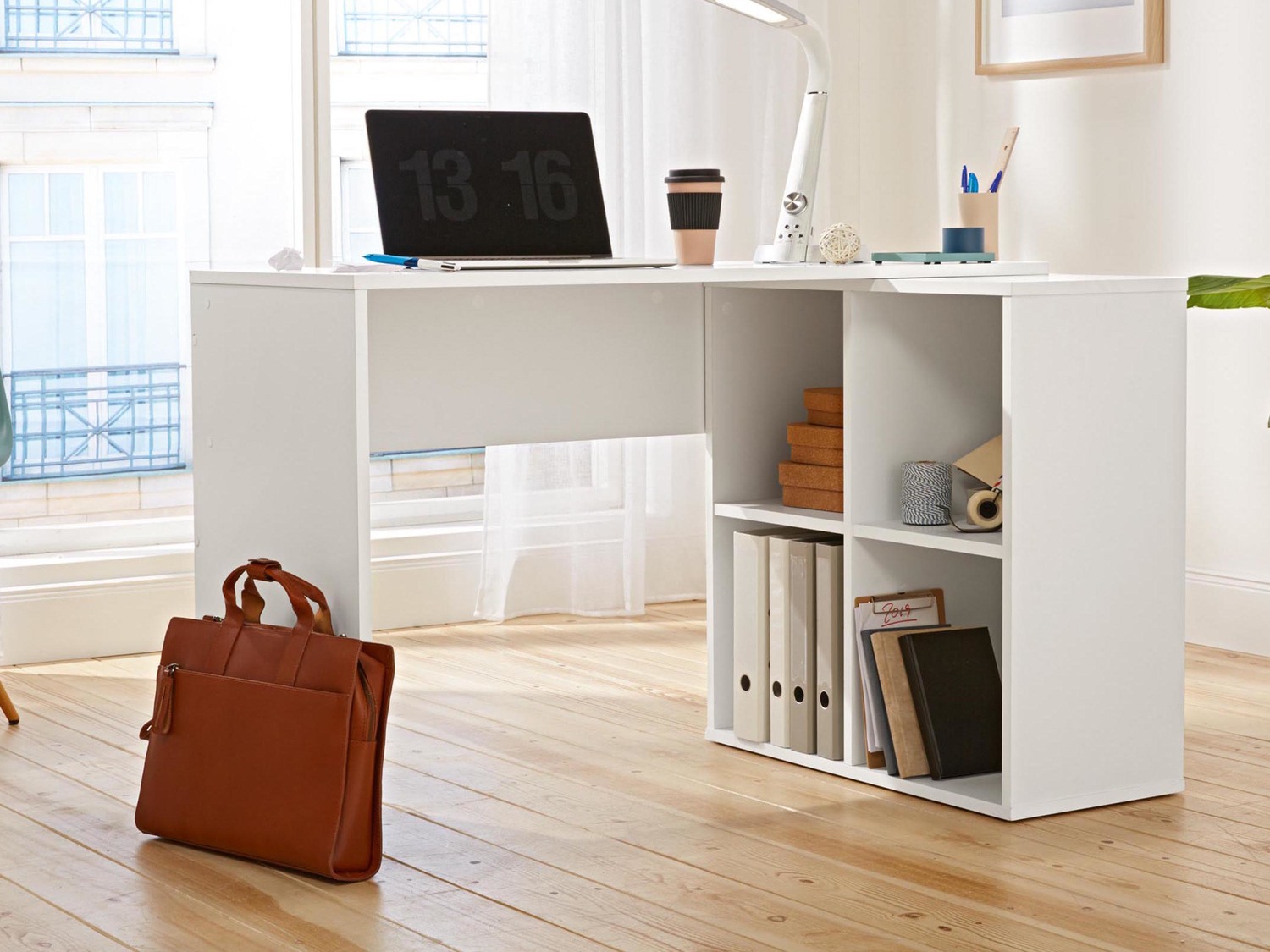 Scrivania con scaffale Livarno Living, prezzo 69.00 €
- Tavolo e scaffale ...
