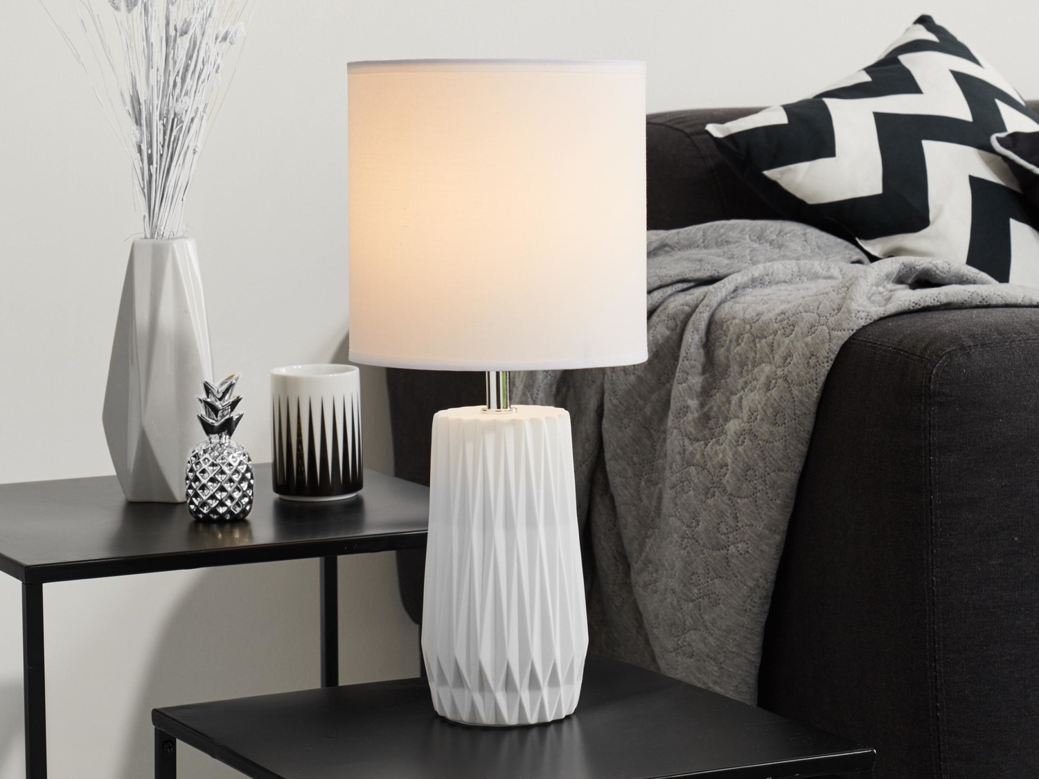 Lampada da tavolo Livarno Lux, prezzo 14.99 €
- Paralume in tessuto, ...
