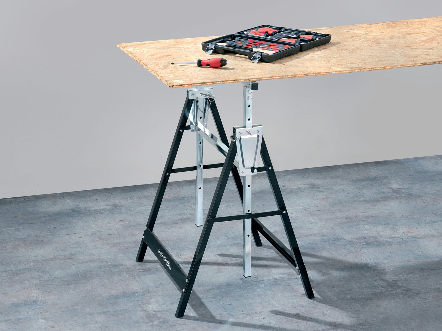 Cavalletto pieghevole regolabile Powerfix, prezzo 19.99 €
- Asta di sostegno ...