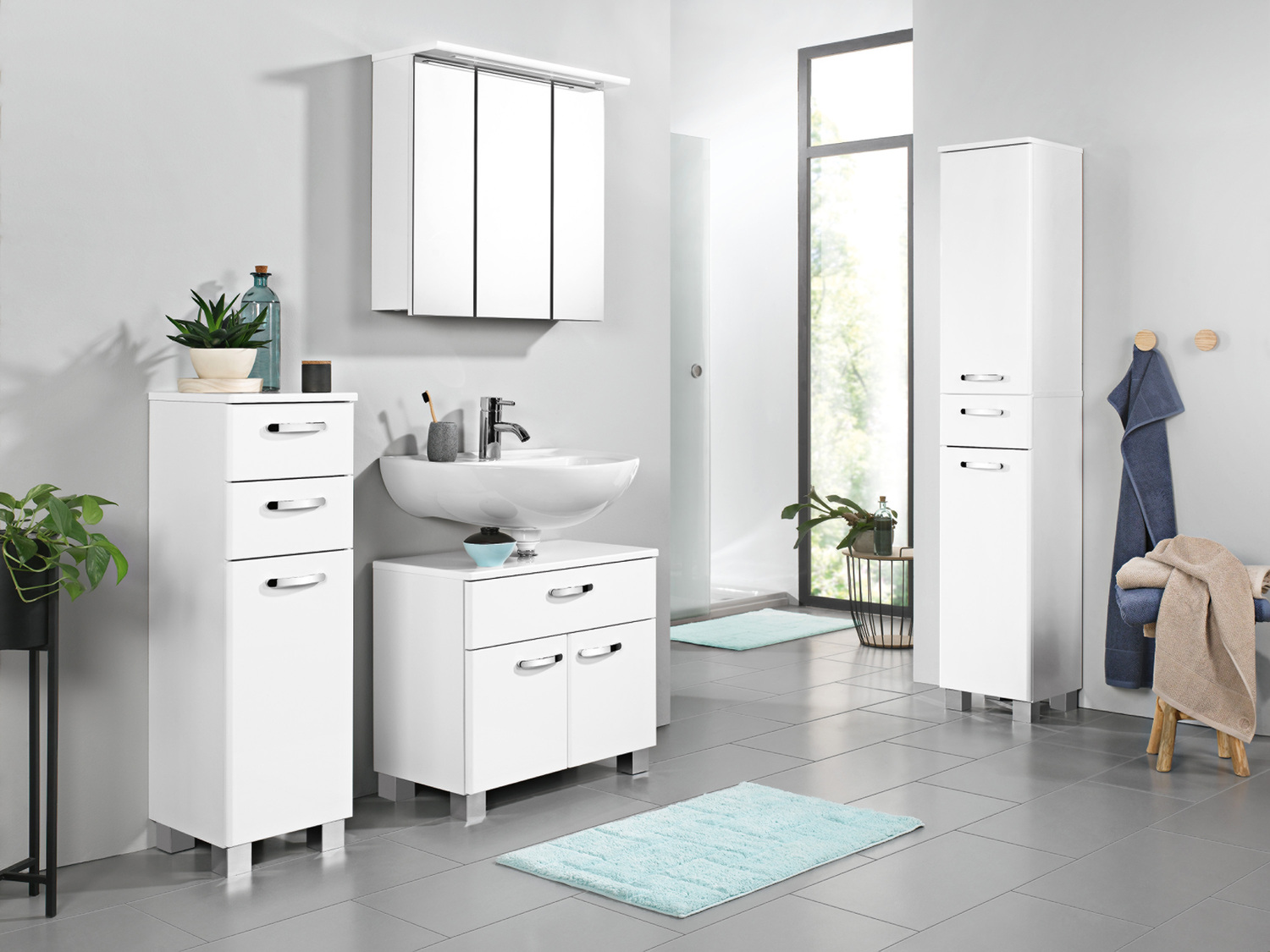 Armadietto a colonna Livarno Living, prezzo 65.00 €
- Ripiani e piedini regolabili ...