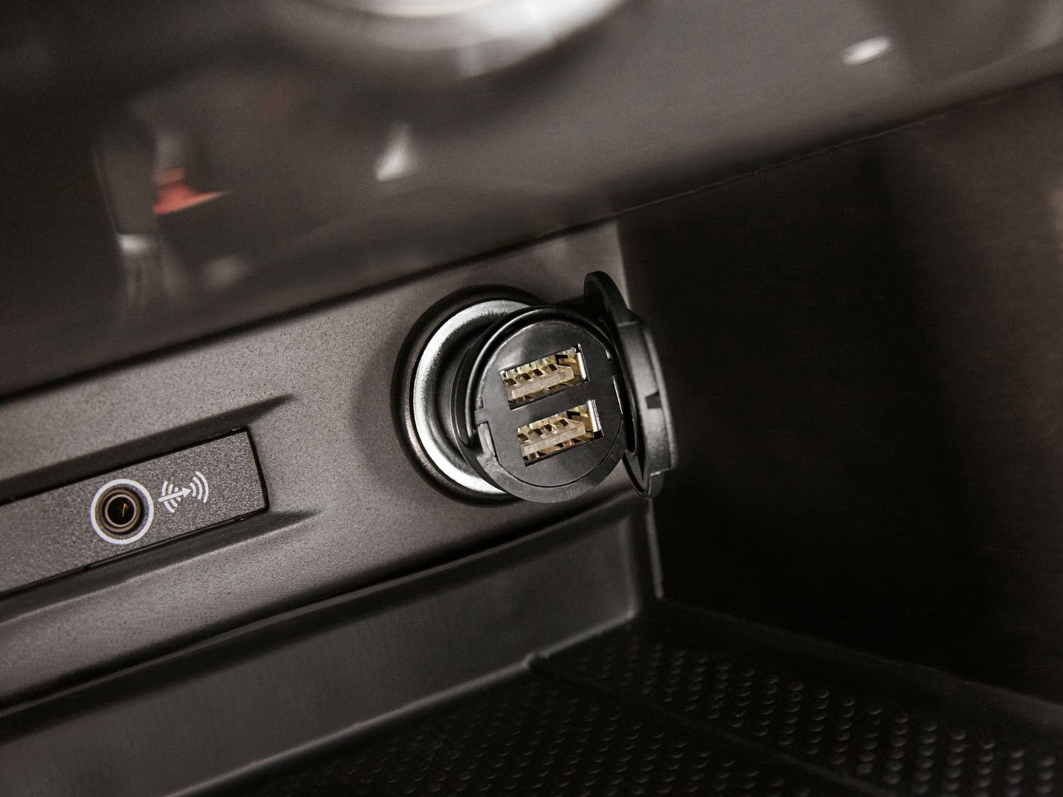 Caricabatterie USB per auto Silvercrest, prezzo 4.99 €
- Ricarica attraverso ...