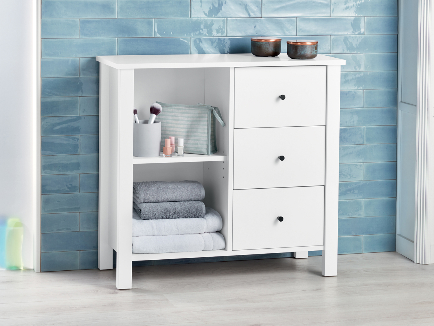 Mobile con 2 scomparti e 3 cassetti Livarno Living, prezzo 69.00 €
- Materiale ...