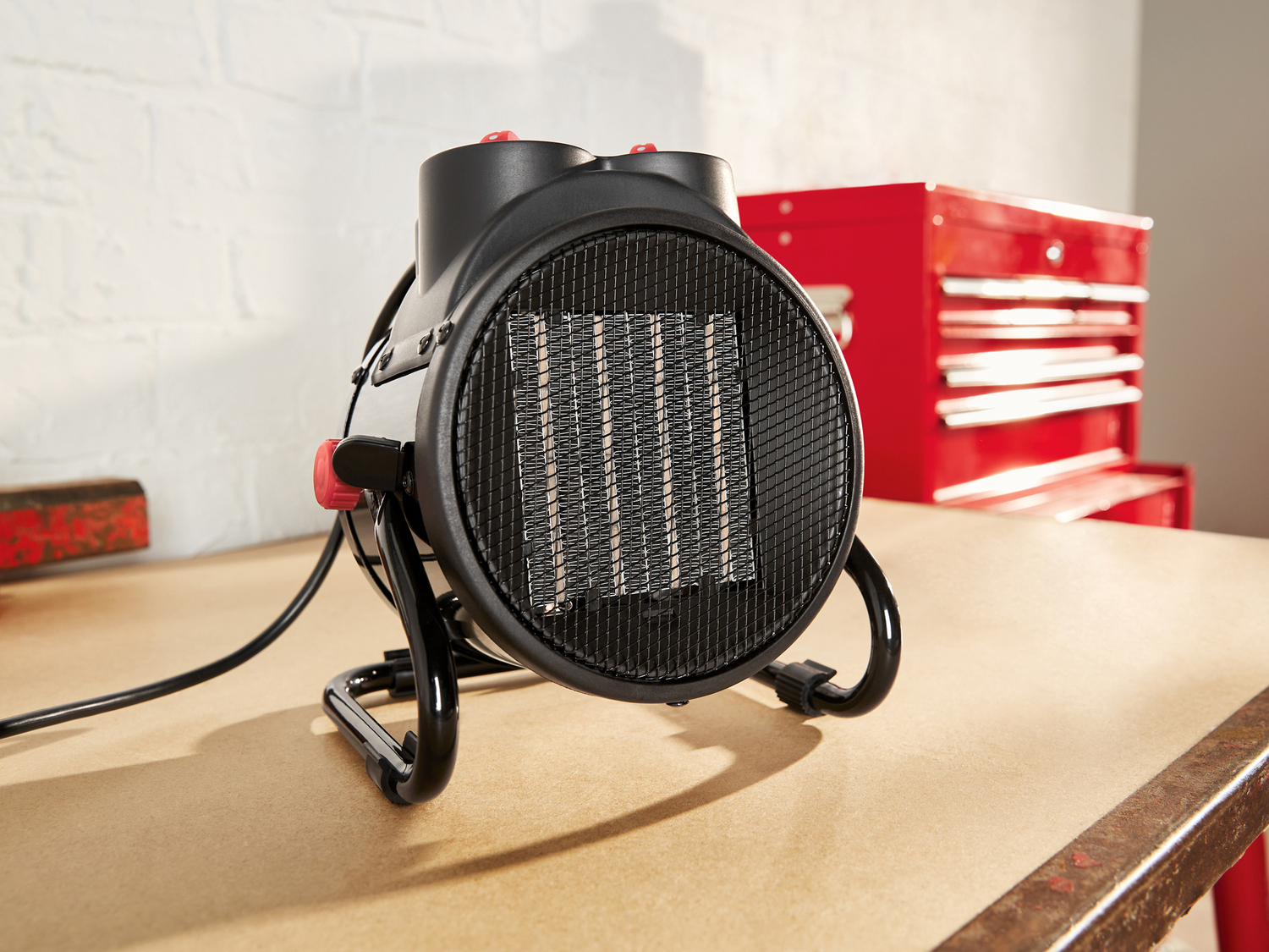 Generatore di aria calda Parkside, prezzo 24.99 €
- Termostato regolabile ...