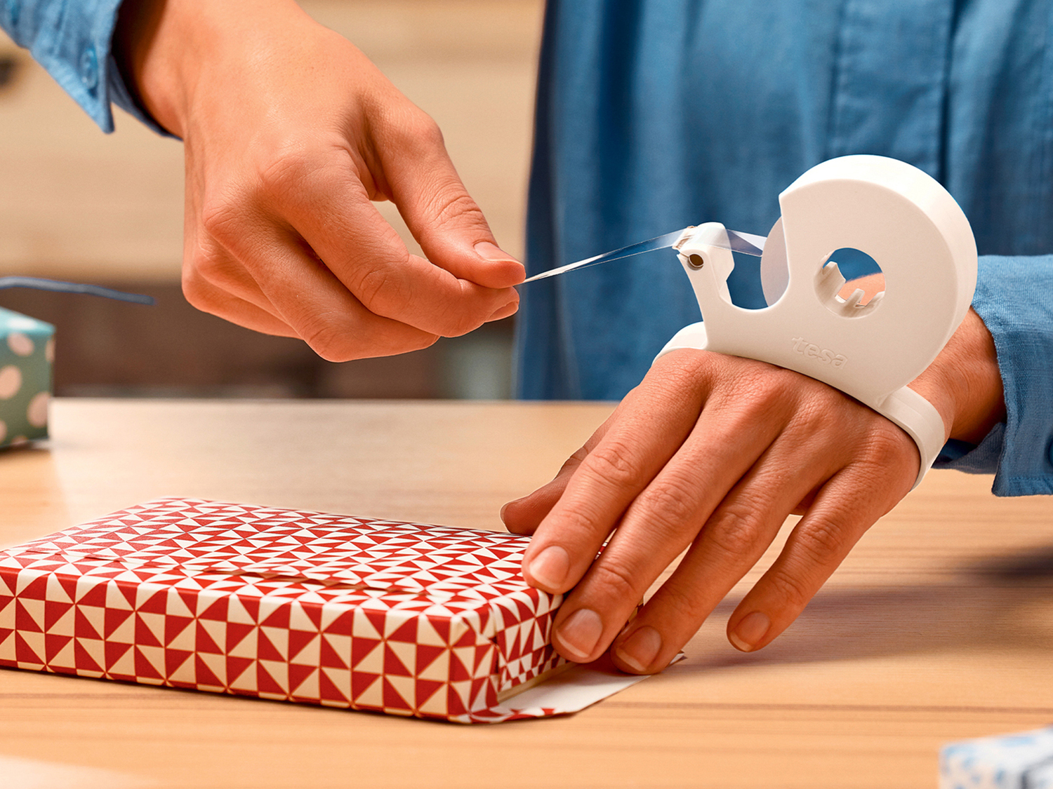 Dispenser nastro adesivo da mano Tesa, prezzo 4.99 €
- Ideale per fare ...