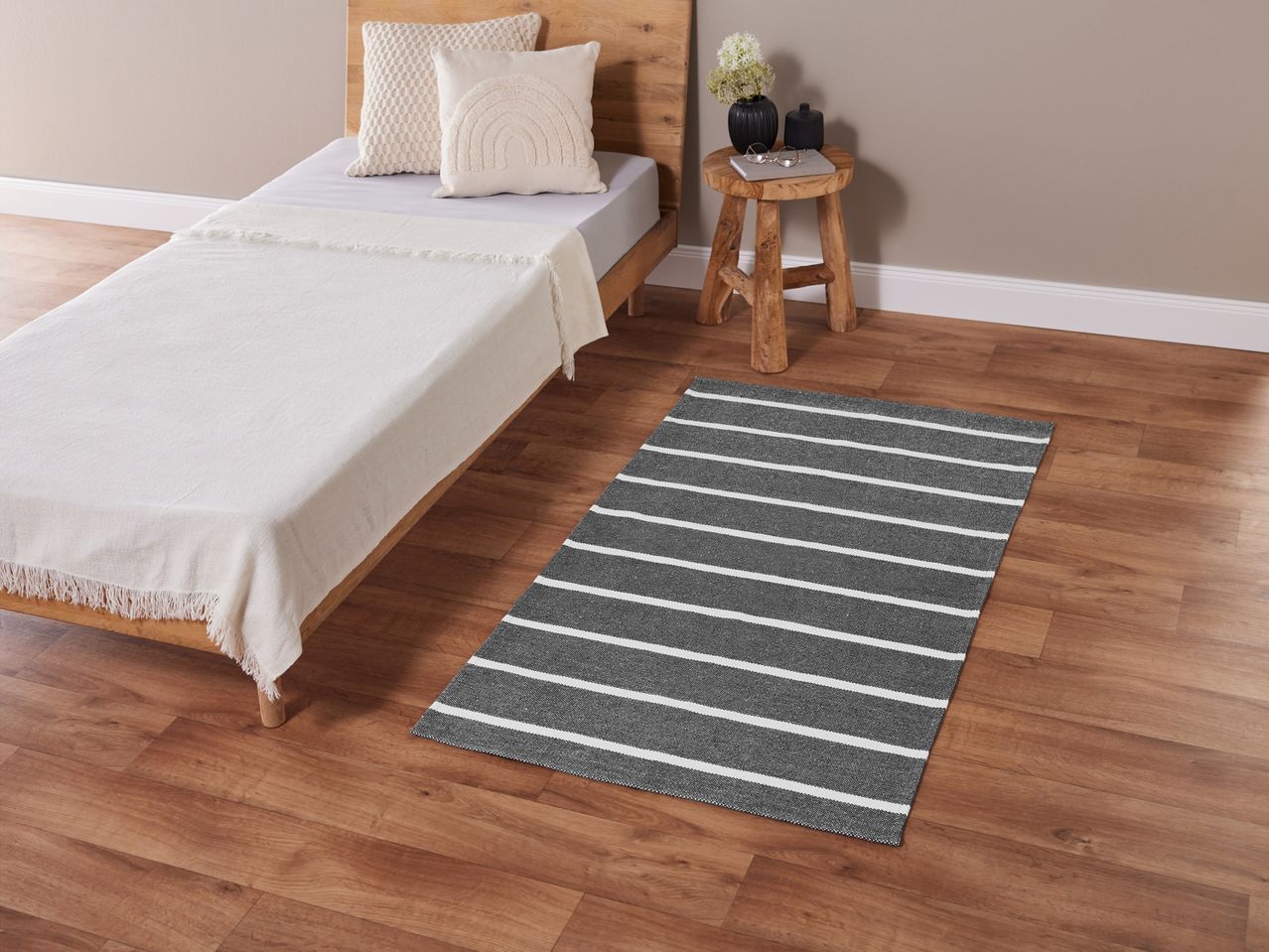 Tappeto , prezzo 9.99 EUR 
Tappeto 80x150 cm 
- Adatto per riscaldamento a pavimento
- ...