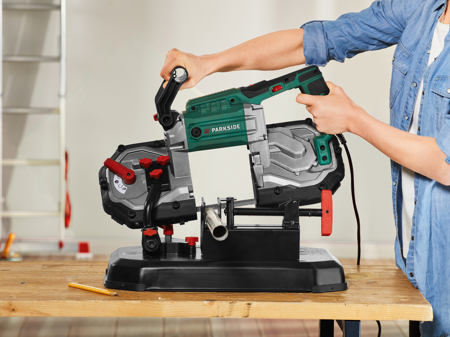 Sega a nastro per metallo Parkside, le prix 119.00 €
- Per tagliare ...