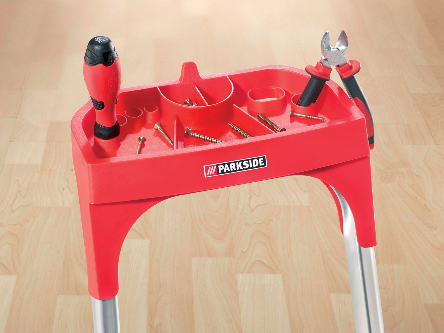 Scala in alluminio a 4 gradini Parkside, prezzo 29.99 € 
- Con pratico vano contenitore
- ...