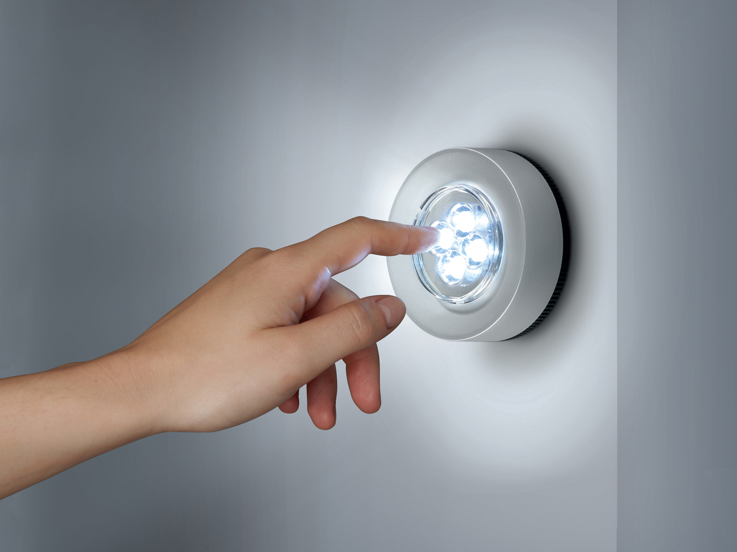 Punto luce LED Livarno Lux, prezzo 4.99 €
3 pezzi
- Con pad adesivi per il ...
