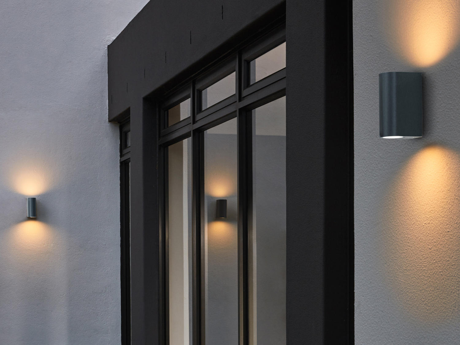 Lampada da parete per esterni Livarno Lux, prezzo 9.99 €
- 2 lampadine a LED ...