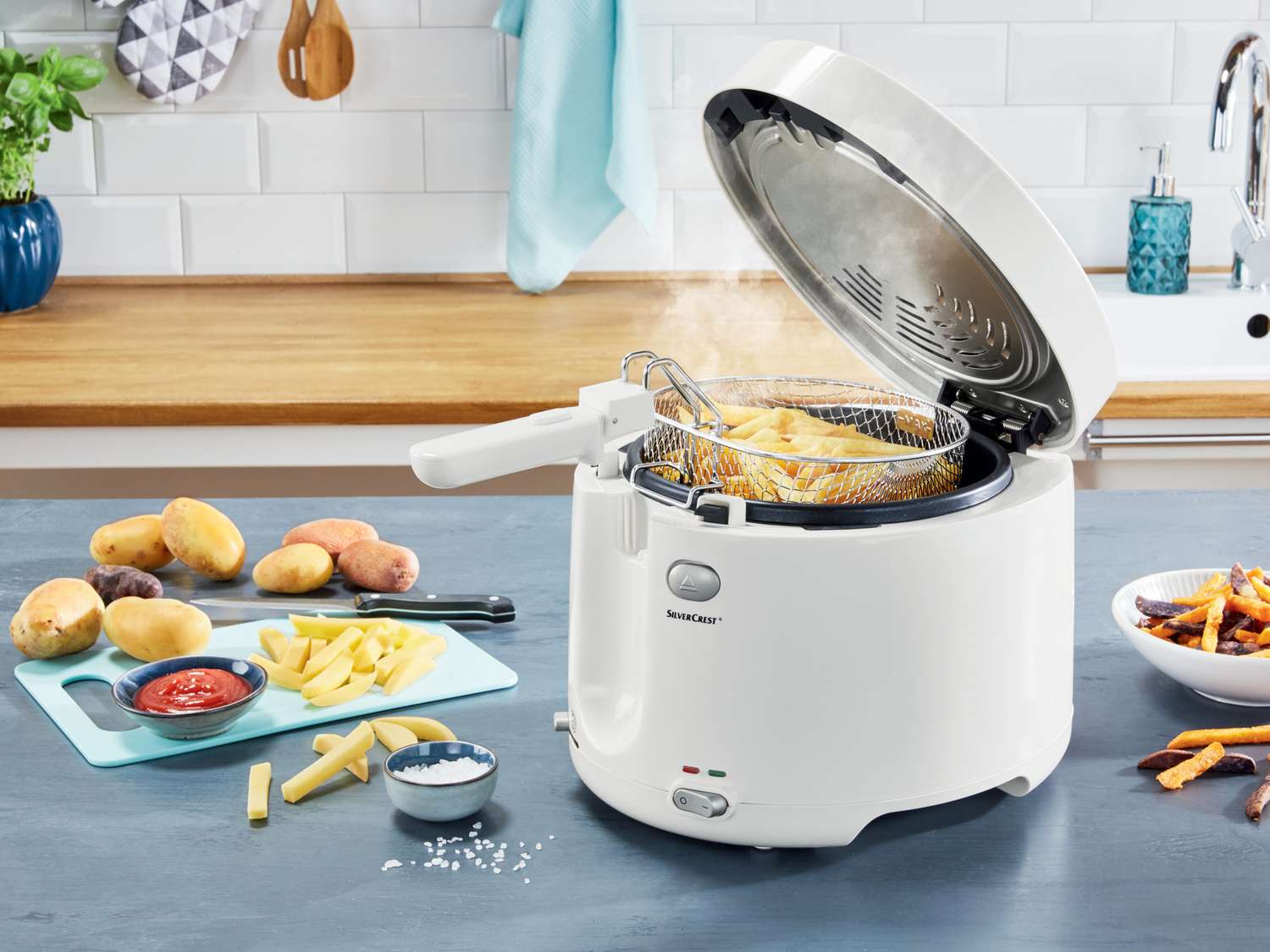 Friggitrice Silvercrest Kitchen Tools, prezzo 29.99 €
- Contenitore dell‘olio ...