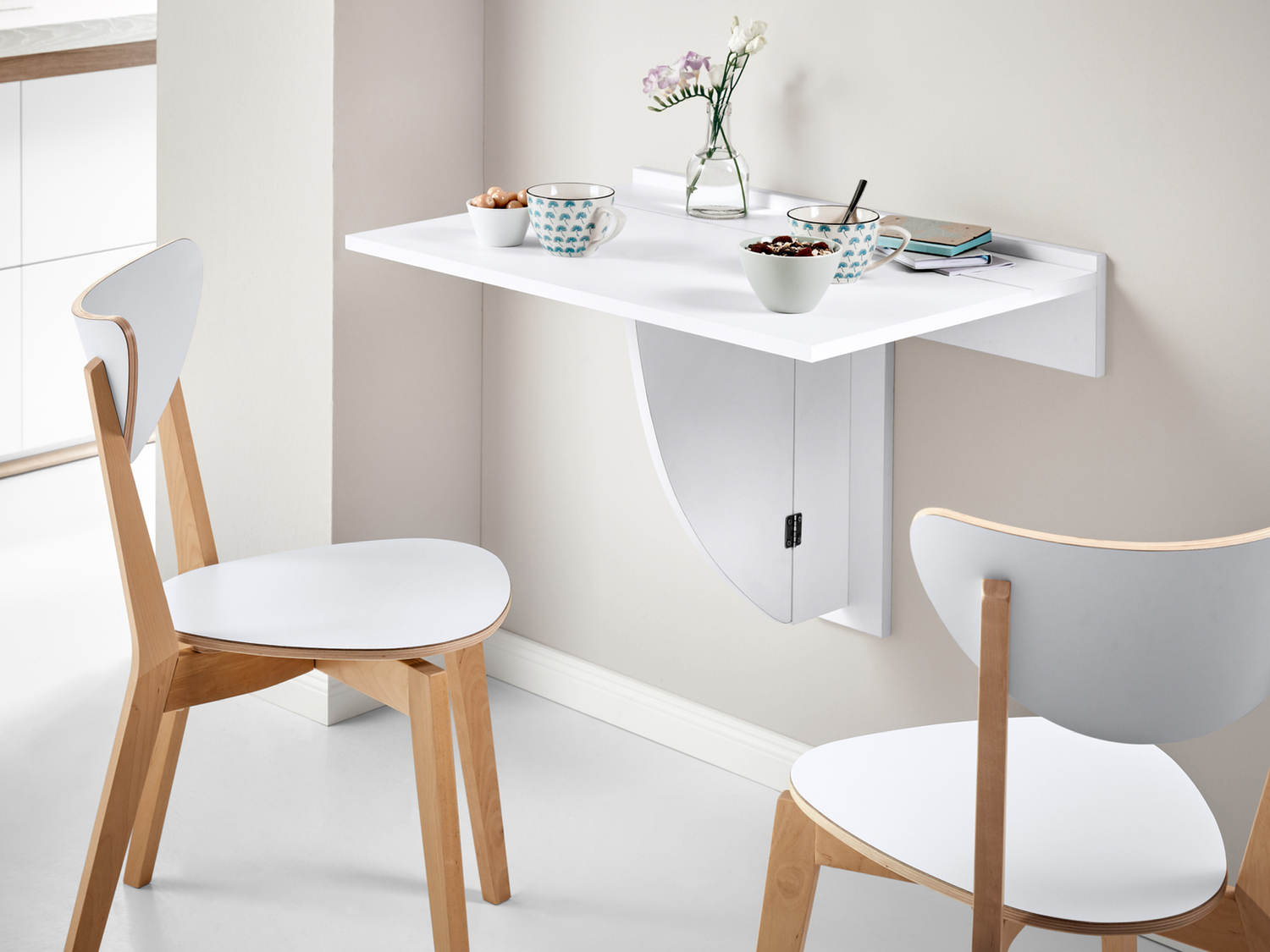 Tavolo pieghevole da parete Livarno Living, prezzo 24.99 €
- Con supporti inclinabili ...