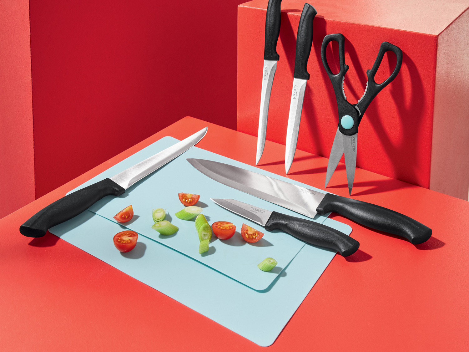 Set coltelli Ernesto, prezzo 6.99 €
- 5 coltelli
- 2 taglieri
- Forbici ...