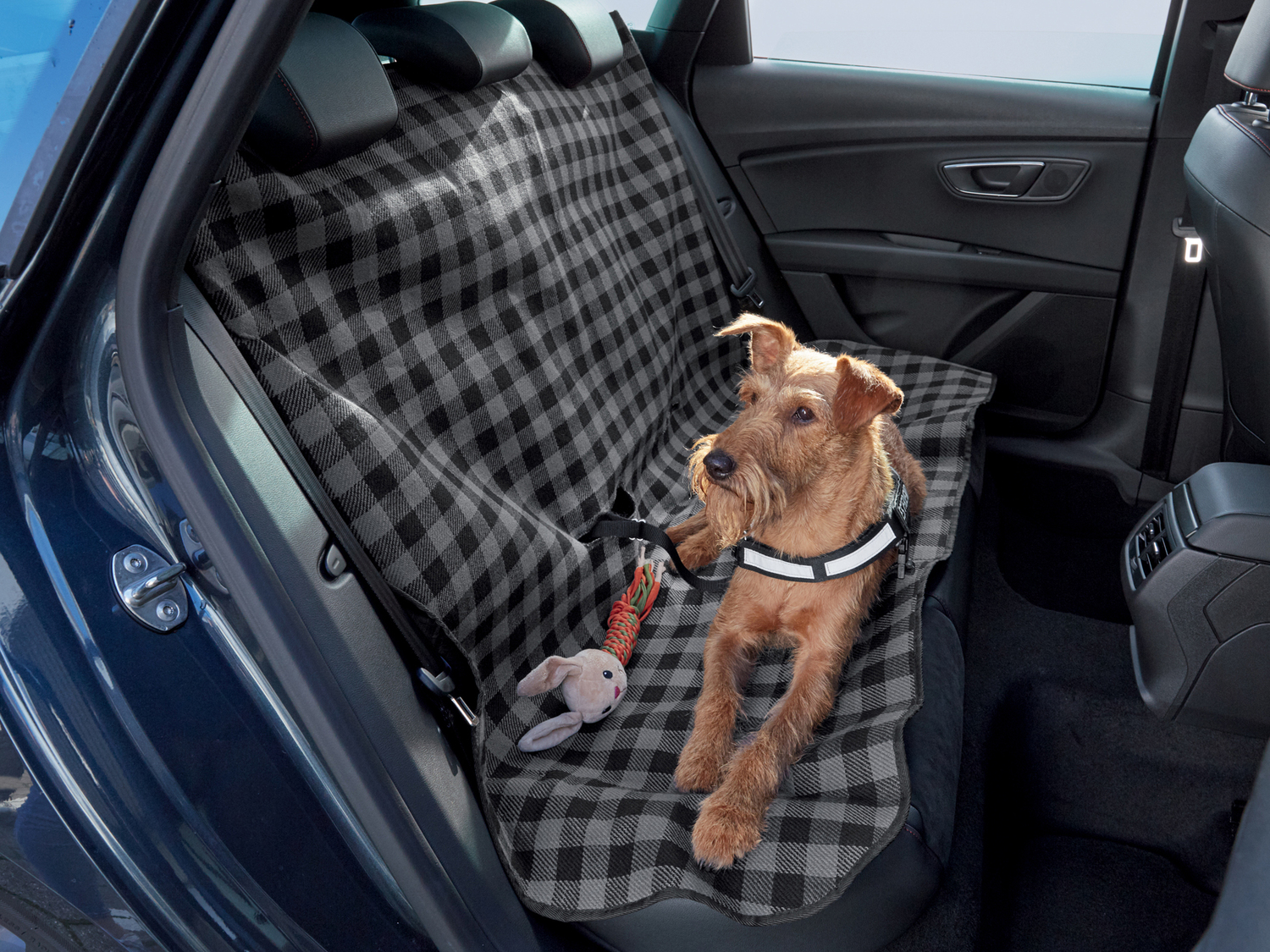 Telo auto per cani Zoofari, prezzo 7.99 €
- Con aperture integrate per ...
