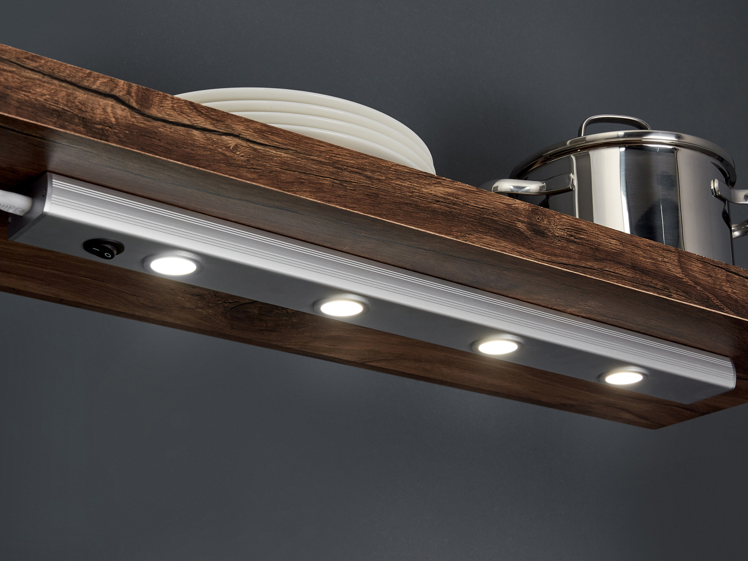 Lampada LED sottopensile Livarno Lux, prezzo 9.99 €
- 16 LED a risparmio ...