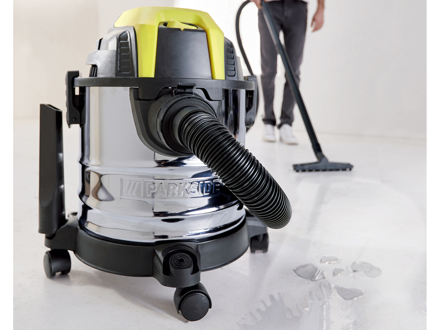 Aspirapolvere-liquidi Parkside, prezzo 39.99 €
- Contenitore in acciaio ...
