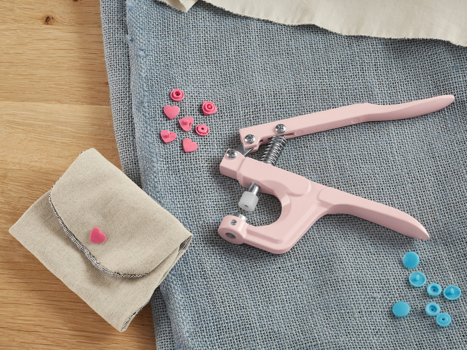 Set bottoni a pressione con pinza Crelando, prezzo 9.99 €
In dotazione
- ...