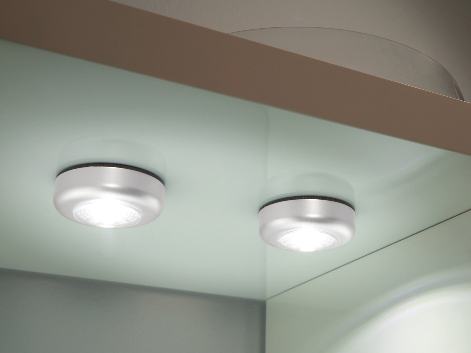 Punto luce LED a batteria Livarno, prezzo 4.99 €
3 pezzi
- Luce bianca ...