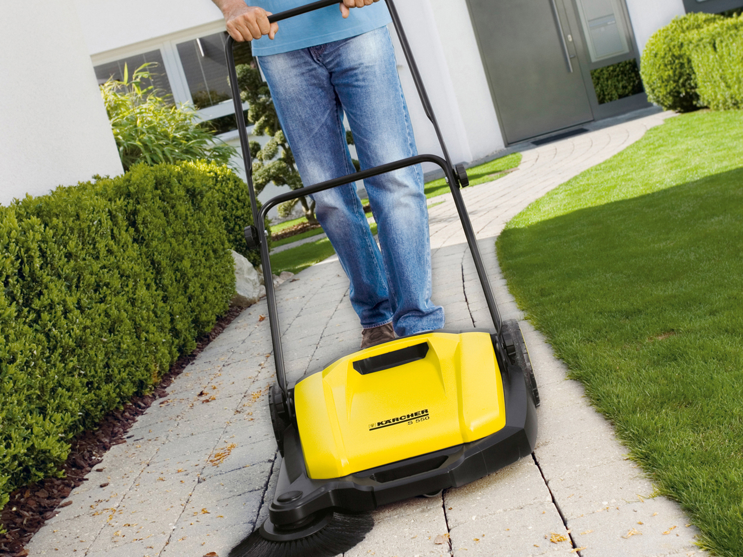 Spazzatrice manuale Karcher, prezzo 79.00 €
- La spazzola laterale cattura ...
