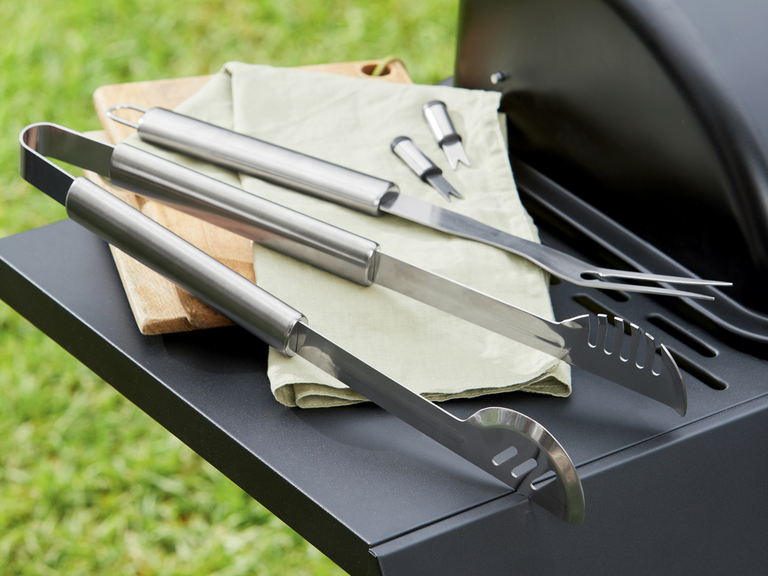 Set utensili per grill in valigetta Grill-meister, prezzo 19.99 €
18 ...
