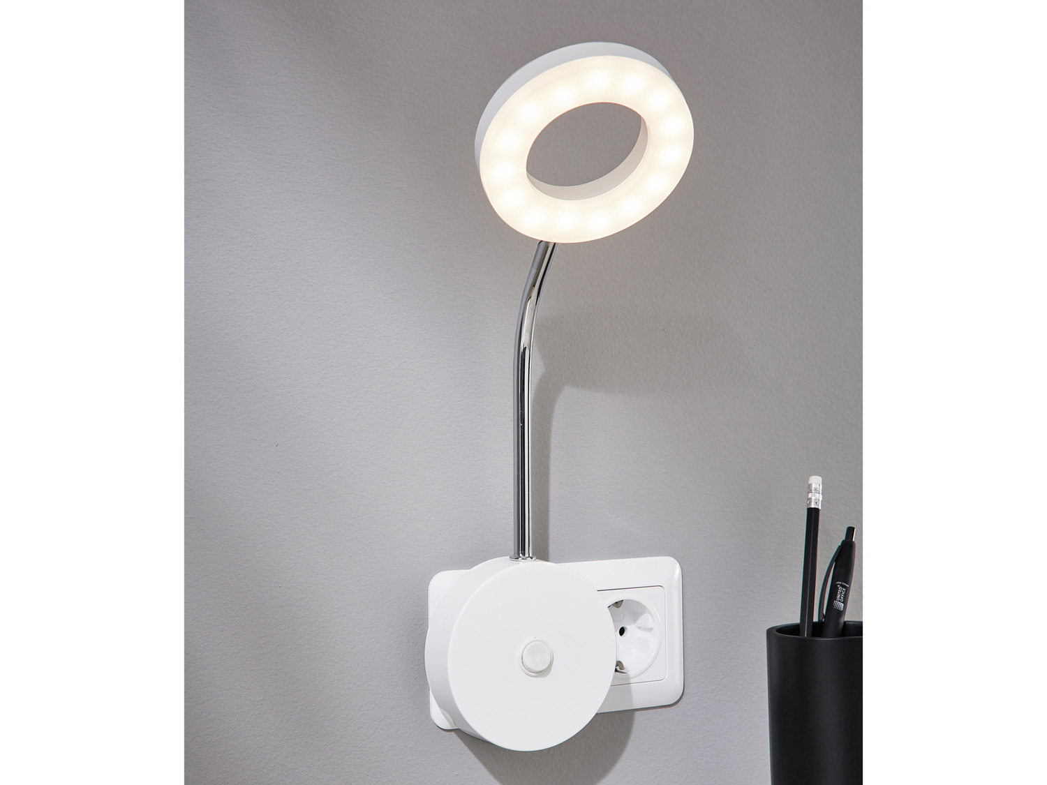 Lampada LED da presa o da tavolo Livarno, prezzo 12.99 €
- A risparmio ...