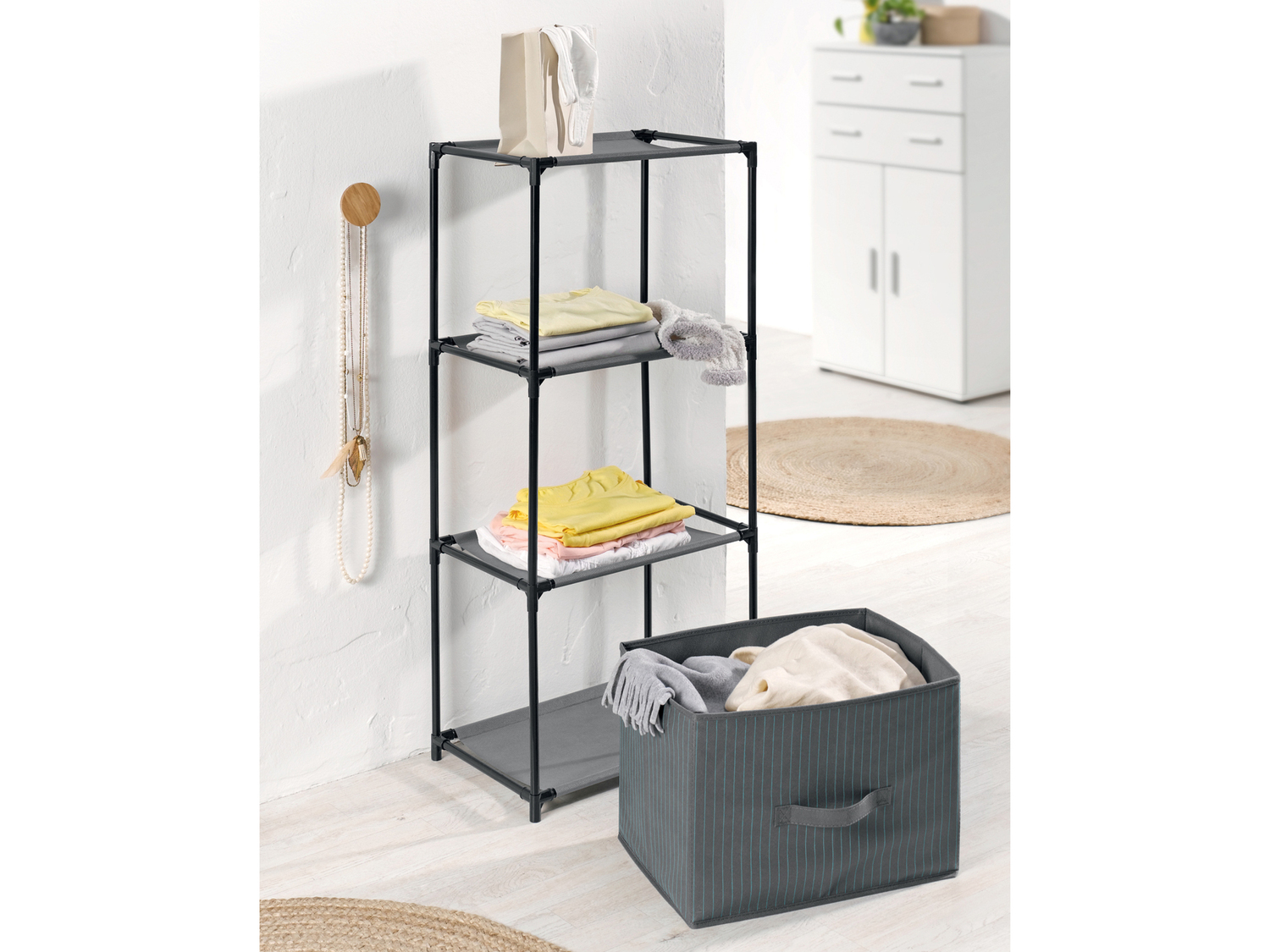 Scaffale a 3 ripiani con contenitore Livarno, prezzo 12.99 €
- 2 scomparti ...