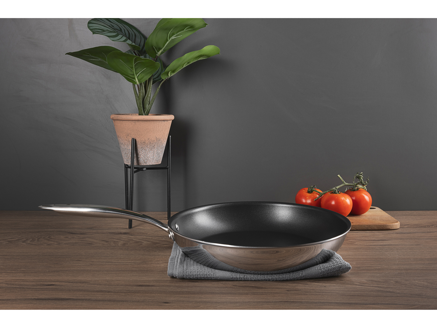 Padella Masterpro, prezzo 34.99 €
Ø 28 cm
- Per tutti i piani cottura, ...
