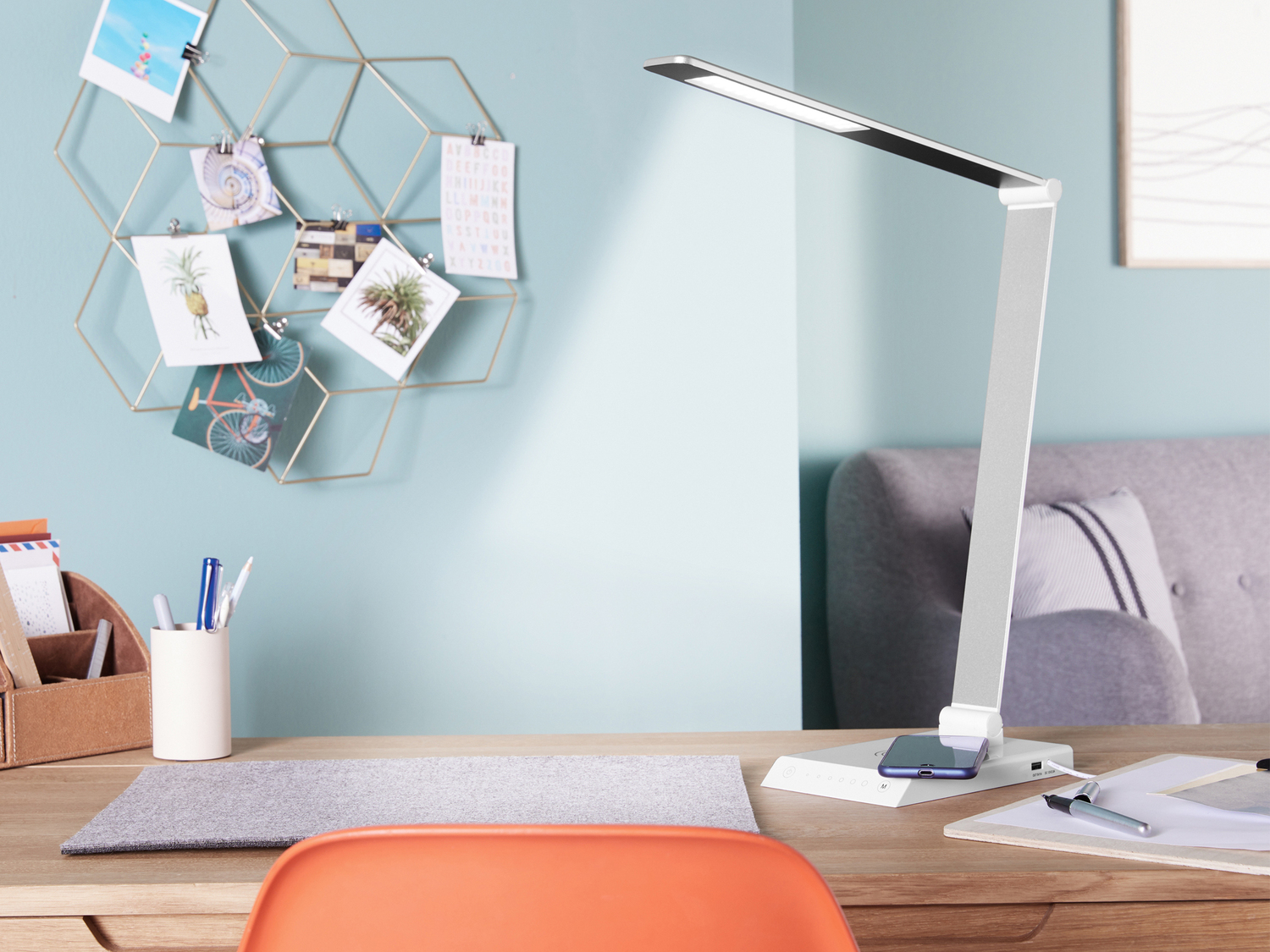 Lampada LED per scrivania con caricabatterie ad induzione Livarno Lux, prezzo 29.99 ...