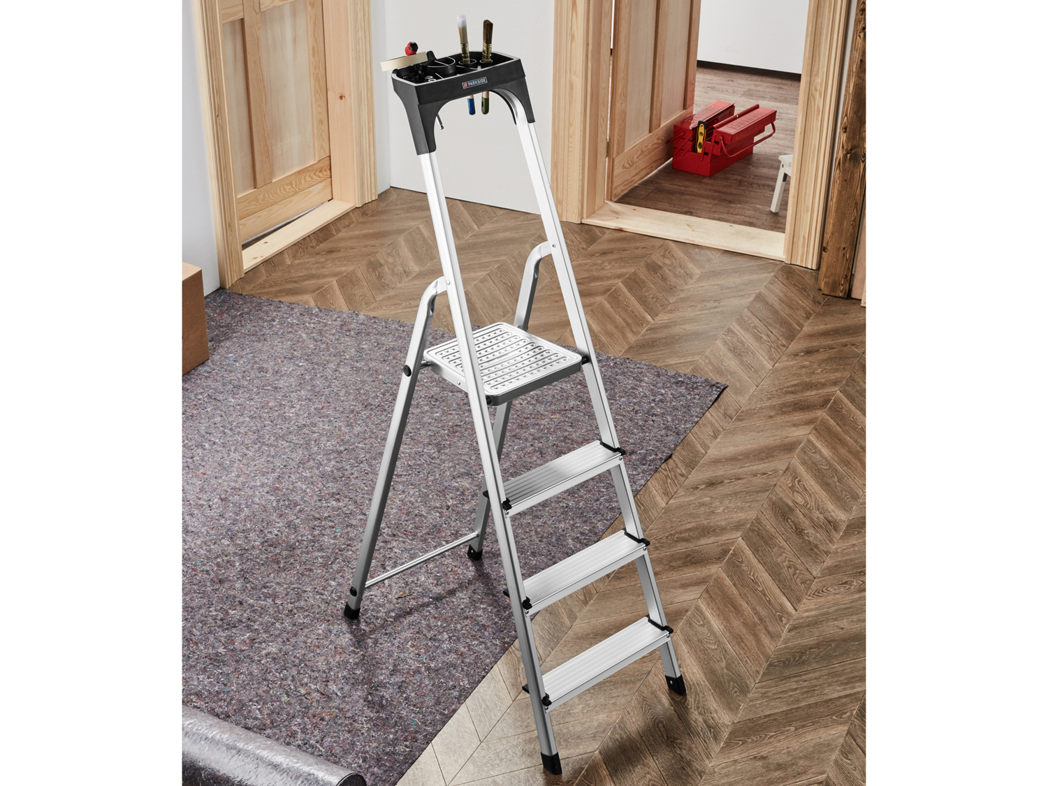 Scala in alluminio a 4 gradini Parkside, prezzo 29.99 € 
- Con pratico vano contenitore
- ...