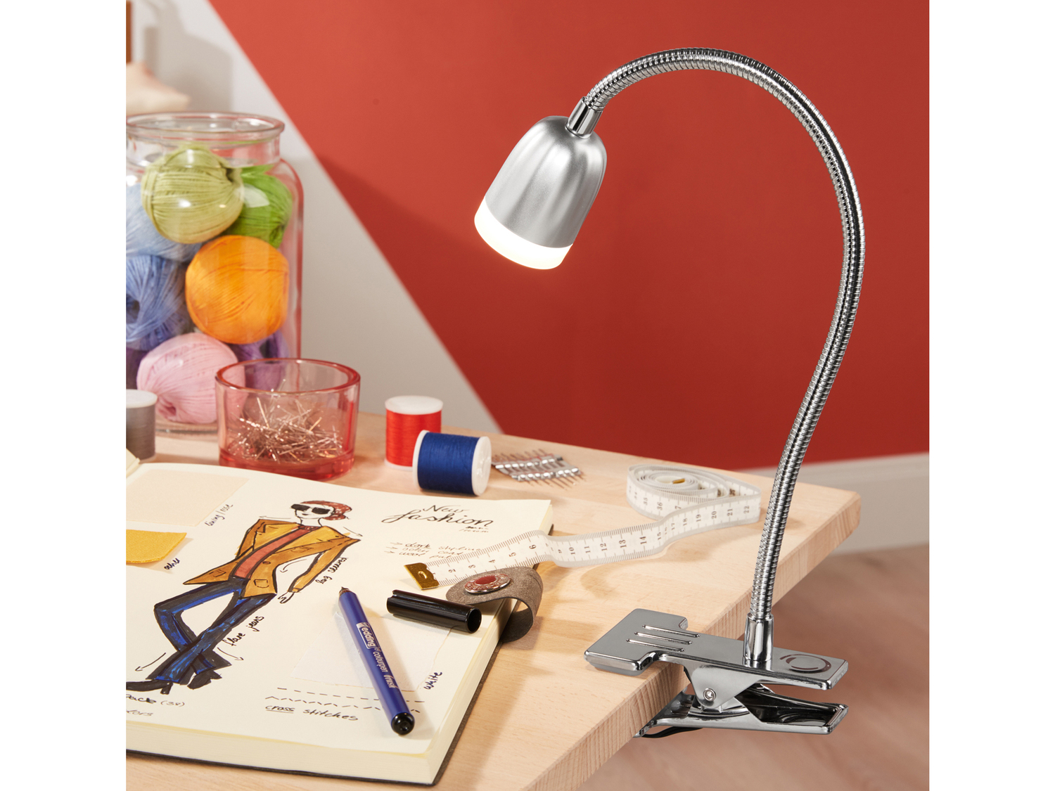 Lampada LED con morsetto o da tavolo Livarno Lux, prezzo 9.99 €
- Braccio flessibile ...