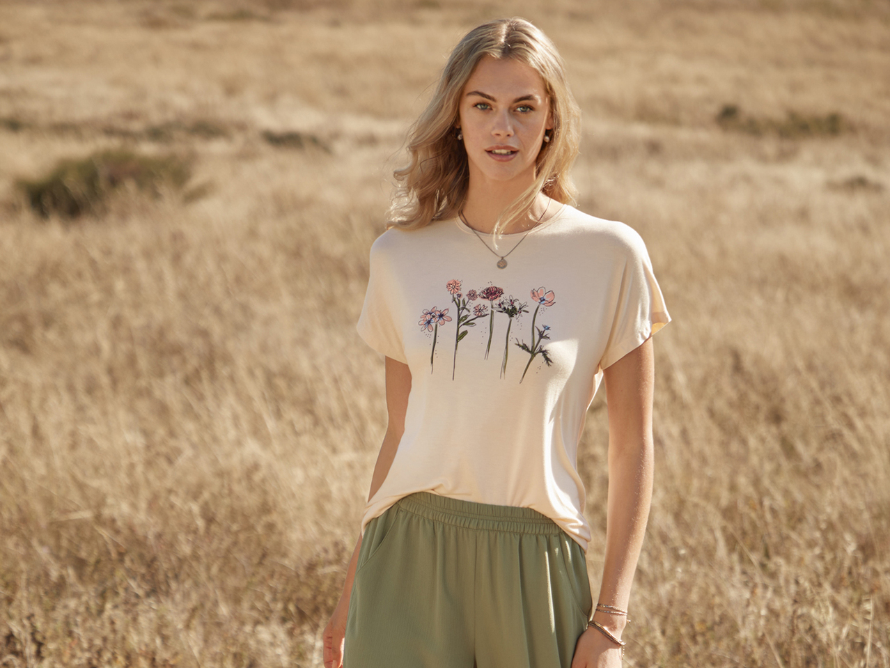 T-shirt da donna , prezzo 4.99 EUR
T-shirt da donna Misure: S-L
- Con viscosa ...
