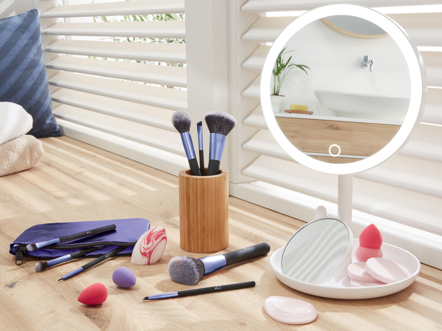 Specchio a LED per il trucco Sanitas, prezzo 19.99 €
- Specchio con ingrandimento ...