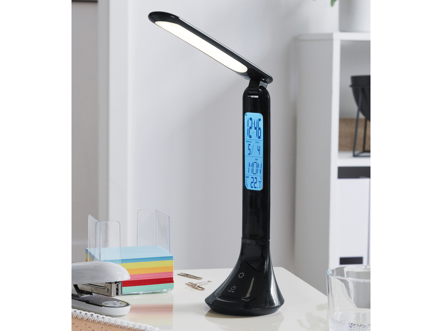 Lampada LED da tavolo con orologio Livarno Lux, prezzo 11.99 €
- Dimmer touch ...