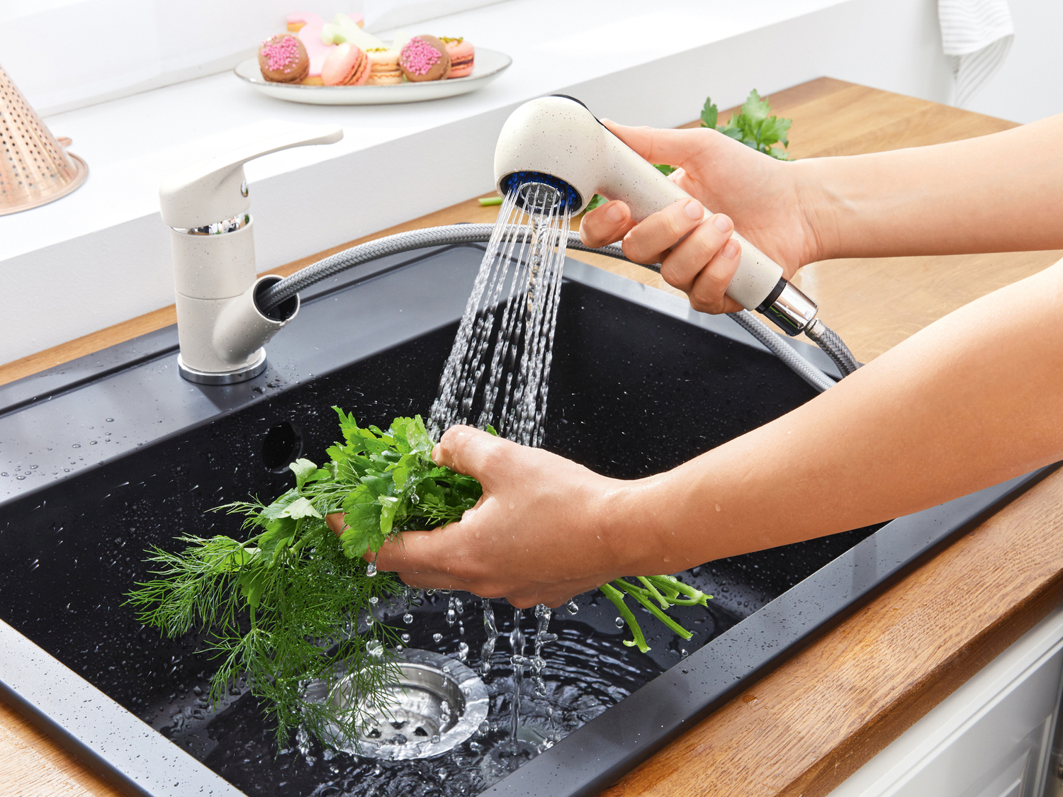 Miscelatore con doccetta estraibile Miomare, prezzo 29.99 €
- Tubo estraibile ...