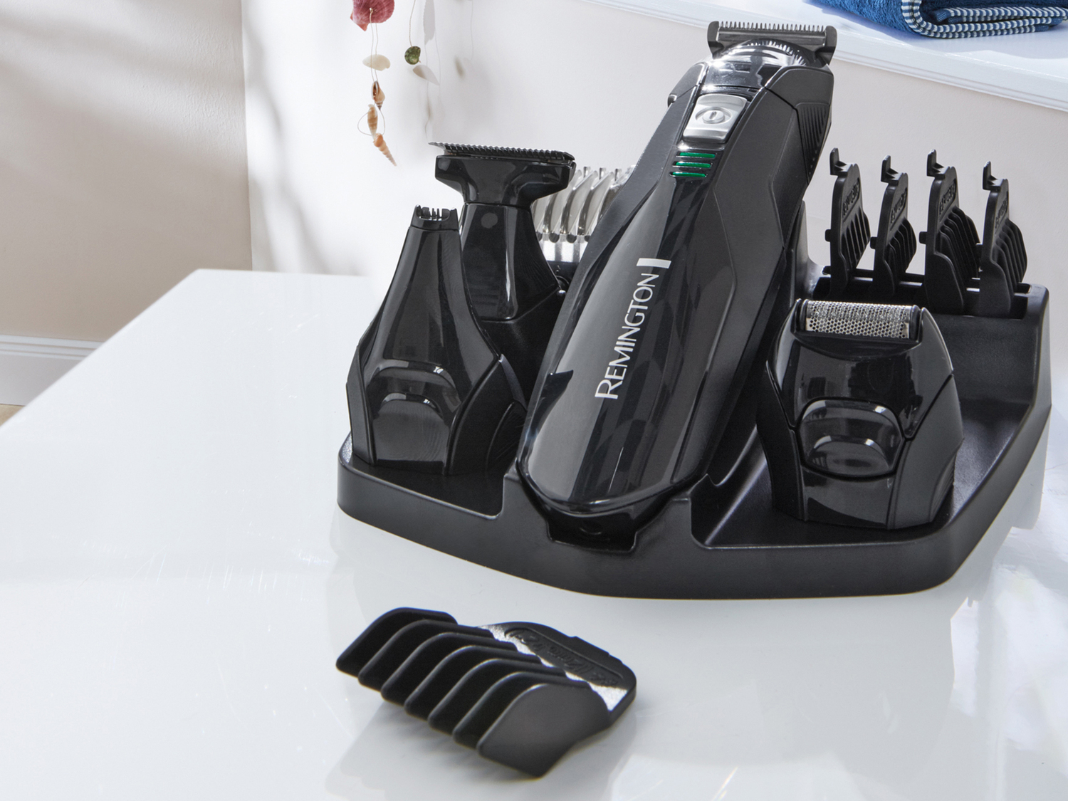 Rasoio elettrico Remington, prezzo 19.99 €
- 6 pettini accessorio (1,5-16mm)
- ...