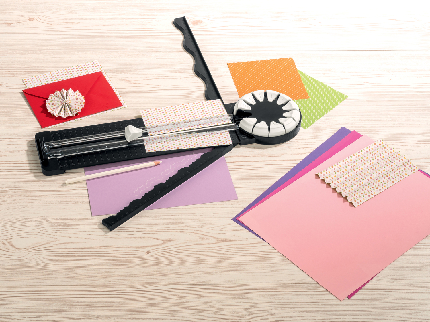 Tagliacarta Crelando, prezzo 9.99 €
- Con 12 lame, griglia di linee e ...