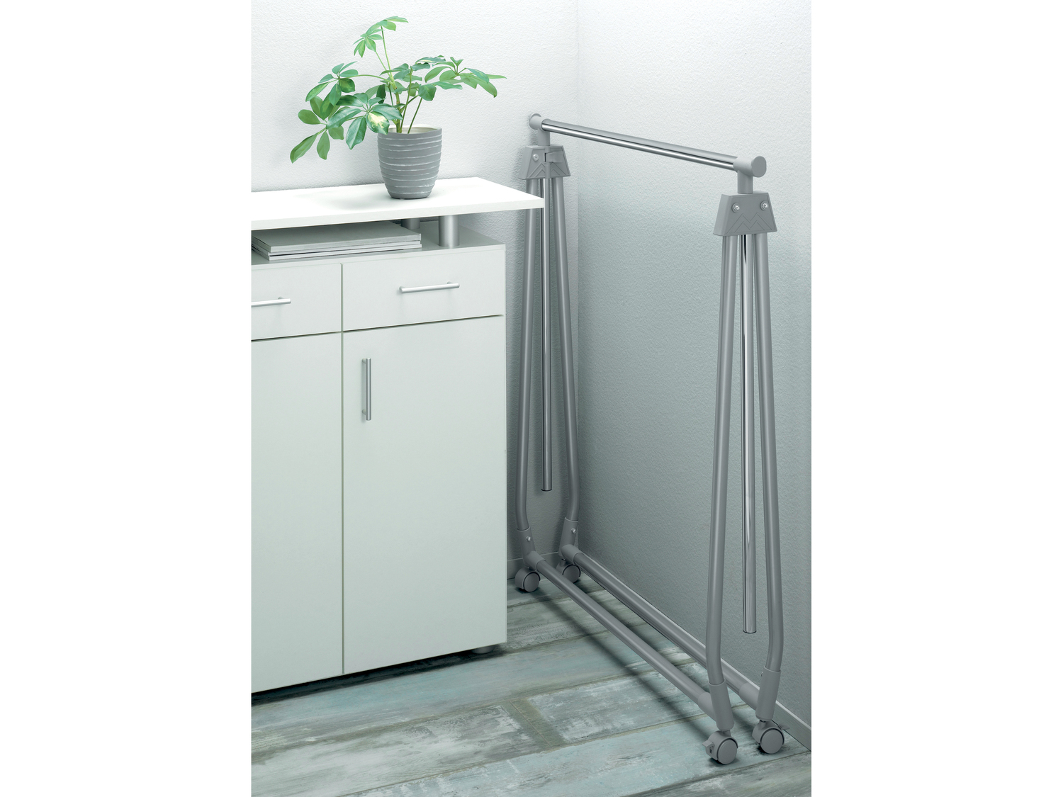 Stander appendiabiti richiudibile Livarno Living, prezzo 14.99 €
- Con ...