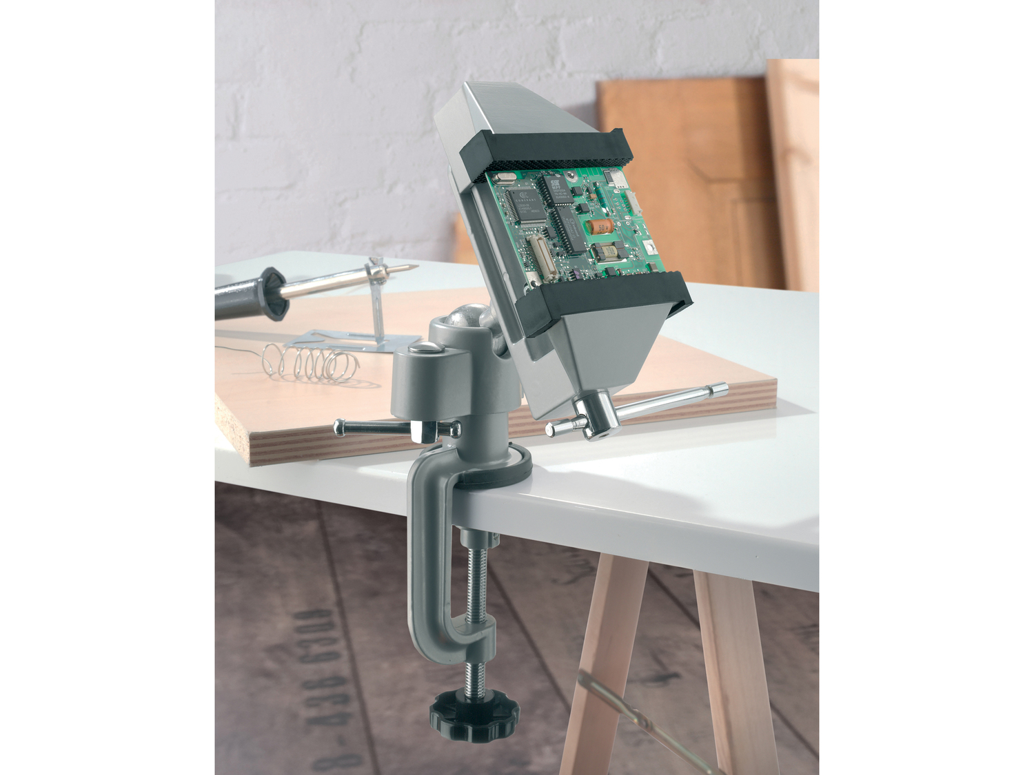 Morsa da banco Parkside, prezzo 9.99 €
- Ruotabile e orientabile grazie al giunto ...