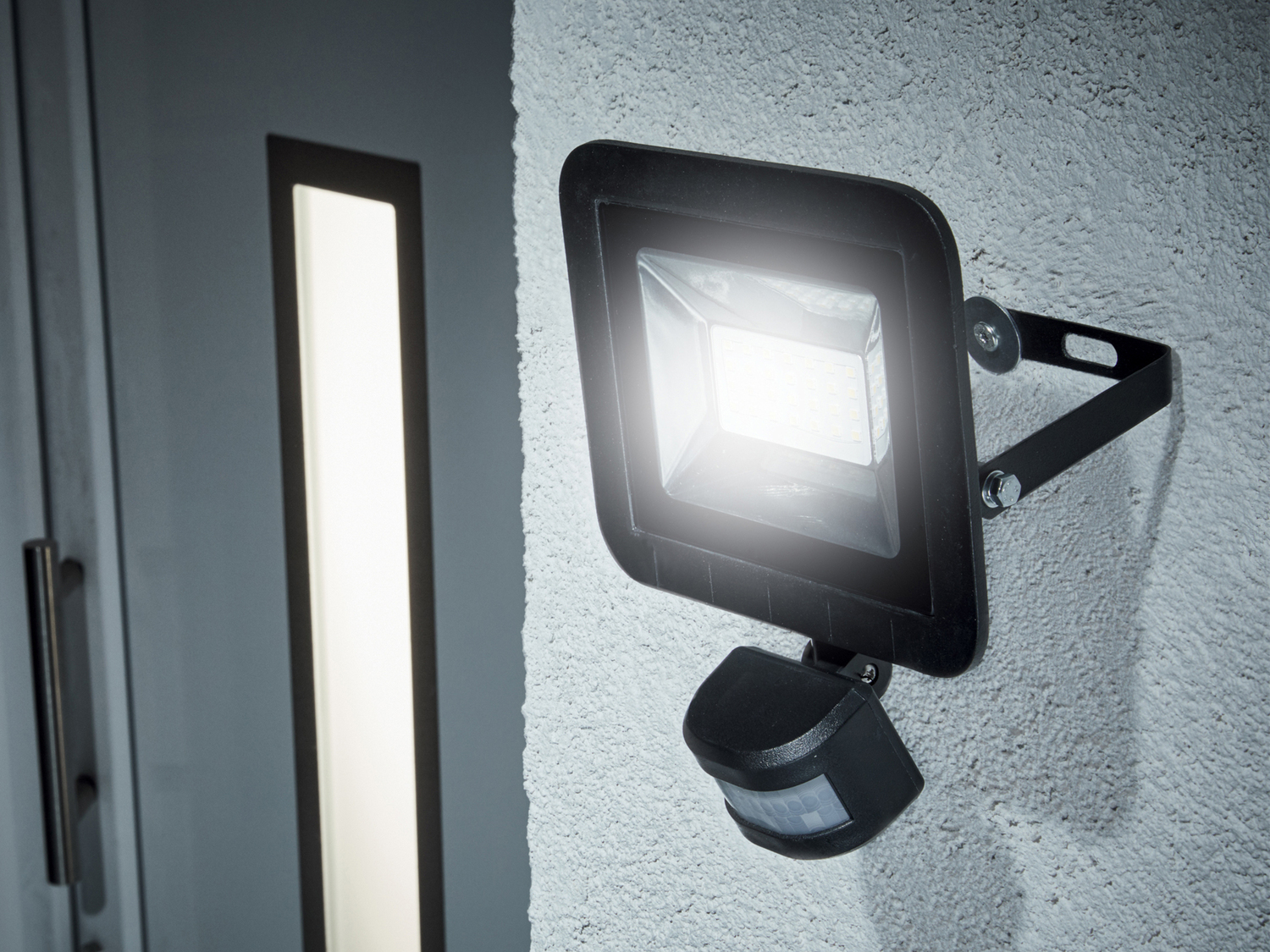 Faro LED da esterni Livarno, prezzo 9.99 €
Sensore crepuscolare regolabile a ...