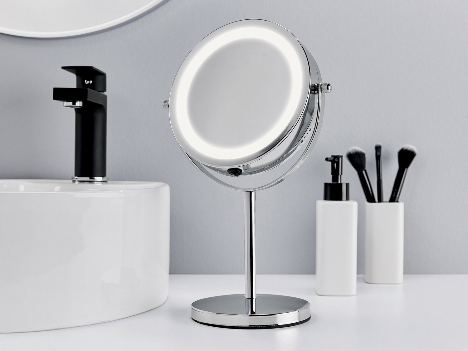 Specchio a LED per il trucco Livarno, prezzo 12.99 €
- Girevole a 360° ...