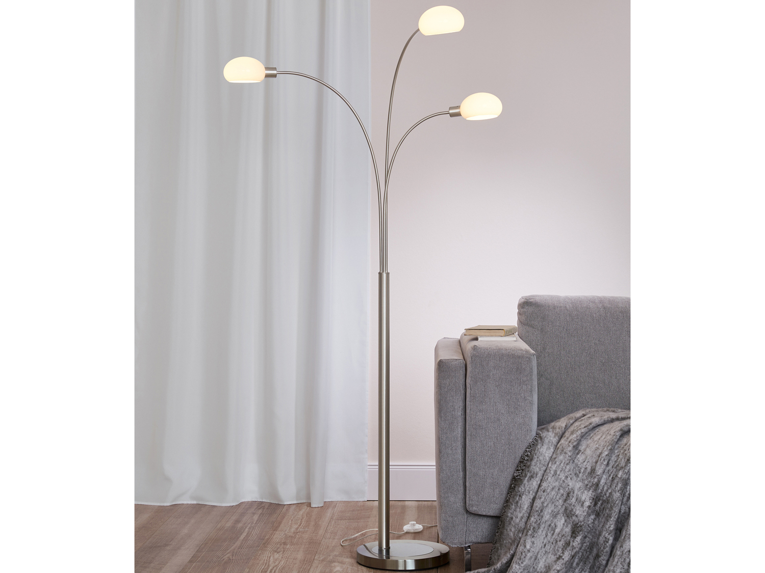 Piantana a LED Livarno, prezzo 49.00 €
- Con interruttore a pedale
- Lampadina ...