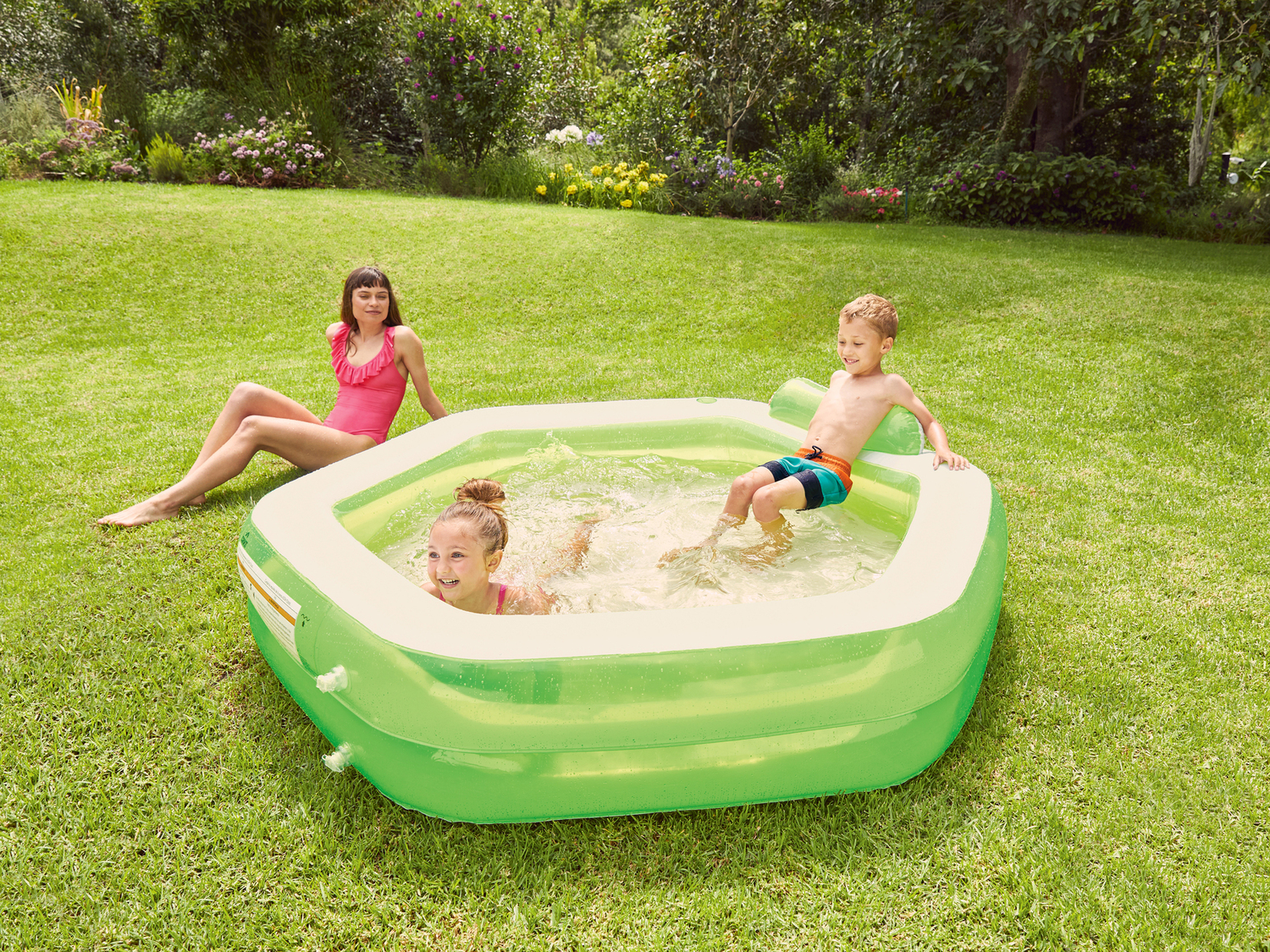 Piscina gonfiabile Crivit, prezzo 29.99 €
- Con portabevande e poggiatesta integrati
- ...