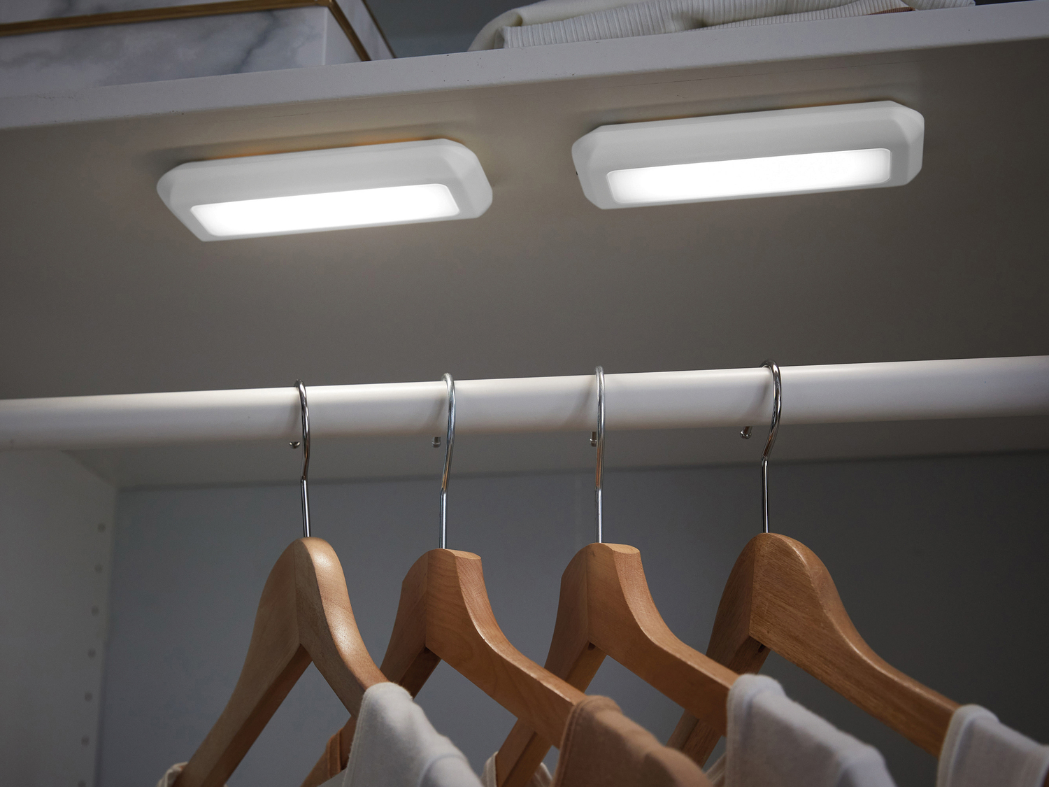 Lampada per armadio ricaricabile Livarno, prezzo 11.99 €
1, 2 o 3 pezzi ...